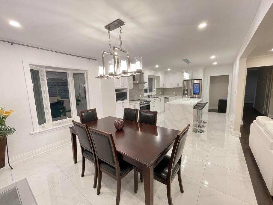 3-Bedroom Modern Luxury Apartment In The Heart Of City Toronto Eksteriør billede