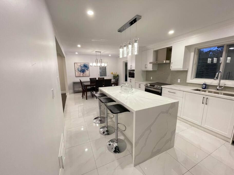 3-Bedroom Modern Luxury Apartment In The Heart Of City Toronto Eksteriør billede